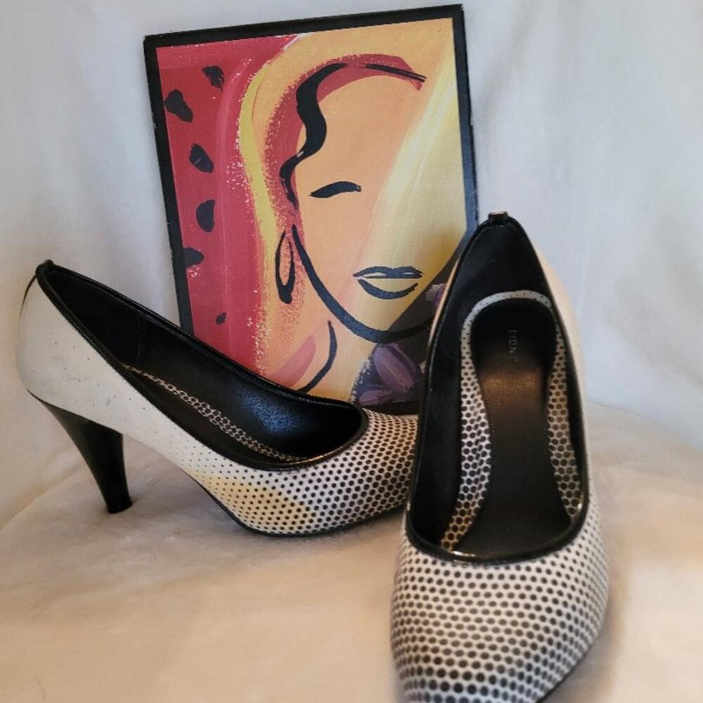 Fioni, size 9.5, white with black polka dots